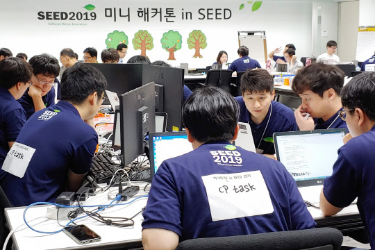 LG전자가 25일 서울 서초구 양재동에 위치한 서초R&D캠퍼스에서 '소프트웨어 개발자의 날 2019'를 개최했다. 개발자들이 해커톤에 참여하고 있다. <LG전자 제공>